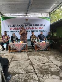 PELETAKAN BATU PERTAMA PEMBANGUNAN RUMAH LAYAK HUNI OLEH BUPATI GUNUNGKIDUL